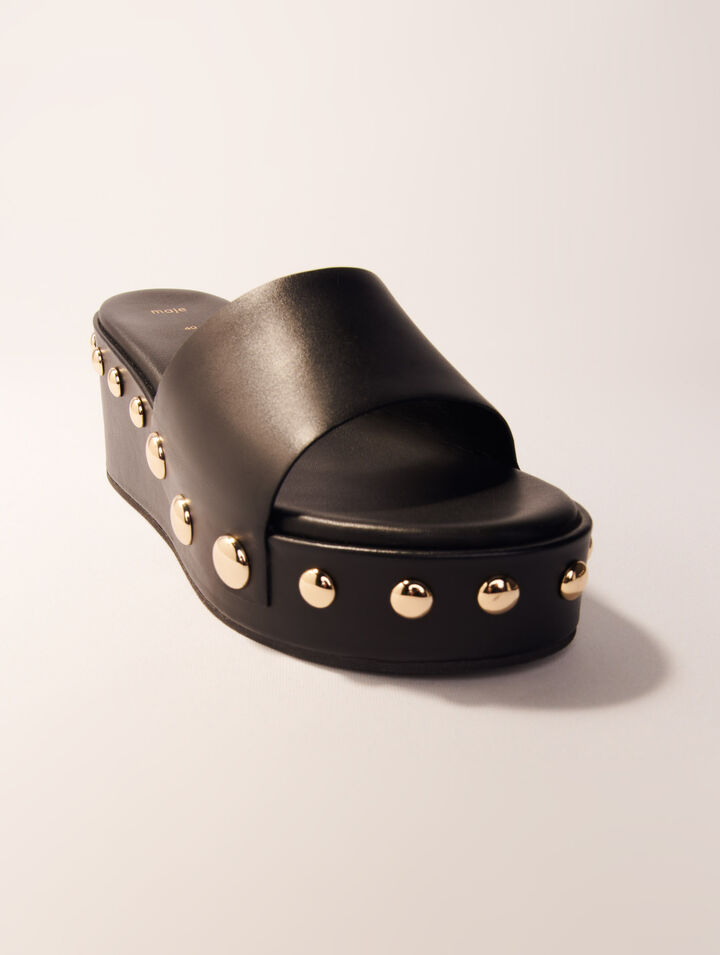 Mules de cuña con tachuelas de piel